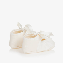 Load image into Gallery viewer, PAZ RODRIGUEZ Ivory Ruffle Baby Pre-Walkers
